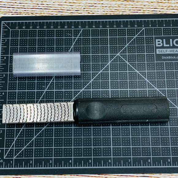 The Pampered Chef Microplane Zester Grater with Blade Guard‎ Ergonomic 1107 - Picture 1 of 5